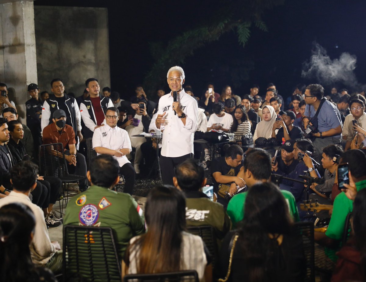 ganjarpranowo's tweet photo. Pemuda Malang memang sat set dan tas tes. Tidak mau bertele-tele. Di mana ada diskusi, di situ harus ada solusi. Makasih ya kawan-kawan. Jaga terus kewarasan berpikir kalian.

#GanjarMahfud2024 https://t.co/cO9e8pRyVy