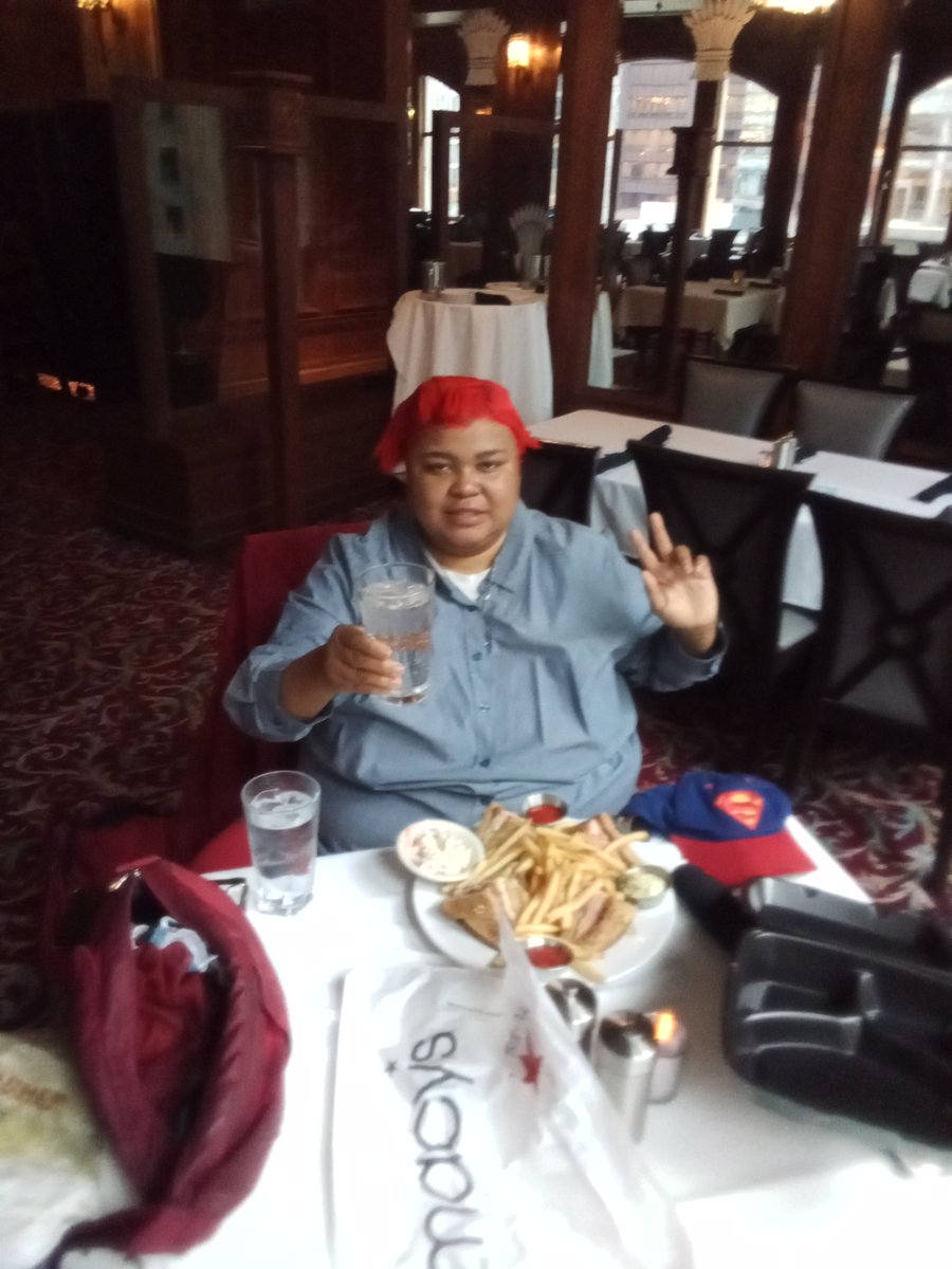 SuperrubyRuby's tweet image. Toast for fun Memories at Walnut Room, I had #turkeyclubsanndwhichandfries #walnutroom #rubybradford #supermancap #denisecage. I miss My Mom &amp;amp; Dad.