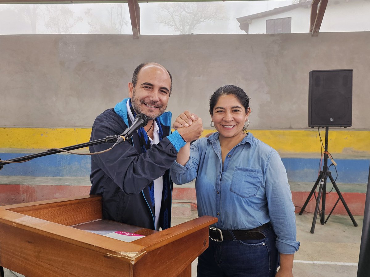 jotalloretv's tweet image. Finalizamos tarde la jornada pero contentos. 🙌

Tenemos buenas noticias para #SanFernando: mejoramiento vial en dos vías: Rosas - Chapiro y San Fernando - Maria Auxiliadora. 🤝
Además, trabajaremos en la vía a la #Laguna de #Busa 🤩. 

Y claro, lo celebramos con nuestra gente 🎉