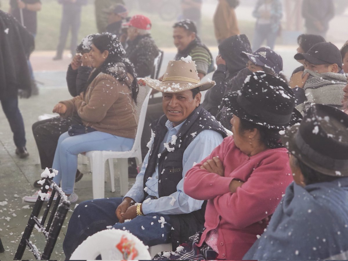 jotalloretv's tweet image. Finalizamos tarde la jornada pero contentos. 🙌

Tenemos buenas noticias para #SanFernando: mejoramiento vial en dos vías: Rosas - Chapiro y San Fernando - Maria Auxiliadora. 🤝
Además, trabajaremos en la vía a la #Laguna de #Busa 🤩. 

Y claro, lo celebramos con nuestra gente 🎉