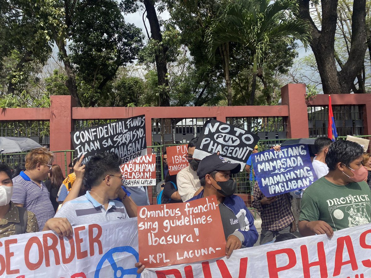 AnakbayanFEUIAS's tweet photo. TIGNAN: Kasalukuyang nagkakaroon ng kilos-protesta ang mga tsuper kasama ng mga tagasuporta ngayong araw habang dinidinig sa kamara ang anti-mamamayang PUV Modernization Program. https://t.co/e6ne6BHOfr