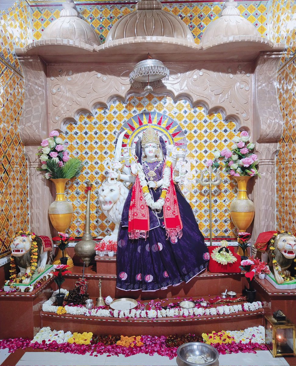 Renwaldham's tweet photo. माँ कुल्लू-भगवती के आज *अखण्ड ज्योति के साथ 31/01/2024( माघ कृष्ण पक्ष   षष्ठी तिथि संवत (2080)बुधवार* के मनमोहक छवि  के अद्भुत श्रृंगार दर्शन
#renwaldham #kulluwalimata #khatu #khatushyam #Trending #mataji #salasarbalaji #viral #SanatanaDharma #sanatan https://t.co/tjVQVCOwUa