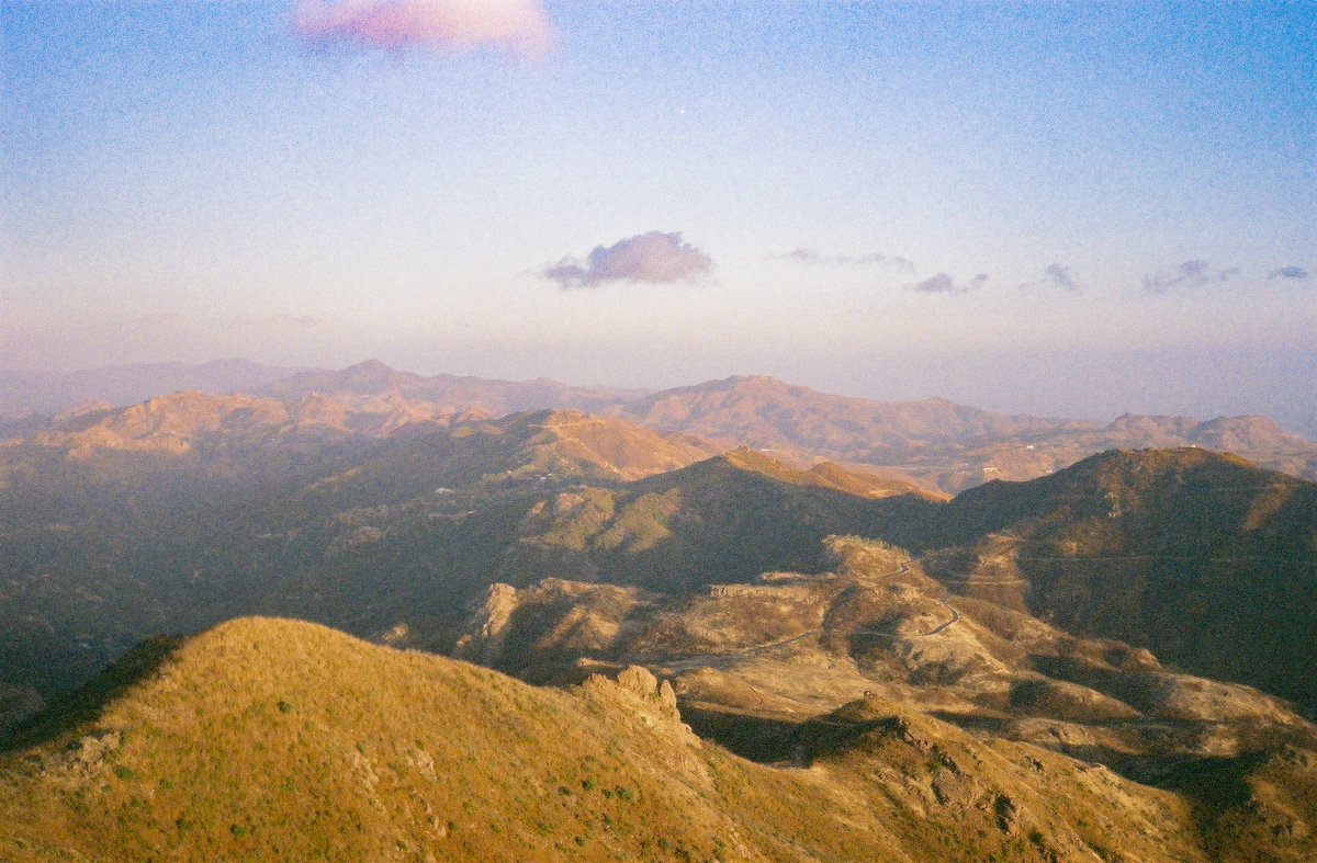 the mountains are calling ~

fujicolor 200 35mm film // Minolta Freedom Tele