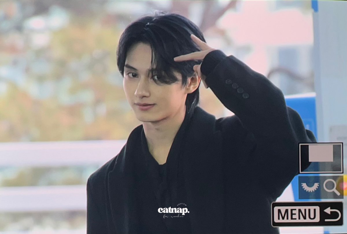 JunhuiBrazil's tweet photo. [FOTOS📸] 31.01.24 | Threadzona do #JUN no aeroporto. 

Me passou uma vibe dorama menines. 

©nas_imagens
#SEVENTEEN @pledis_17 https://t.co/WfM3TwYkT1
