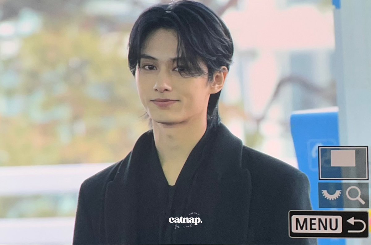 JunhuiBrazil's tweet photo. [FOTOS📸] 31.01.24 | Threadzona do #JUN no aeroporto. 

Me passou uma vibe dorama menines. 

©nas_imagens
#SEVENTEEN @pledis_17 https://t.co/WfM3TwYkT1
