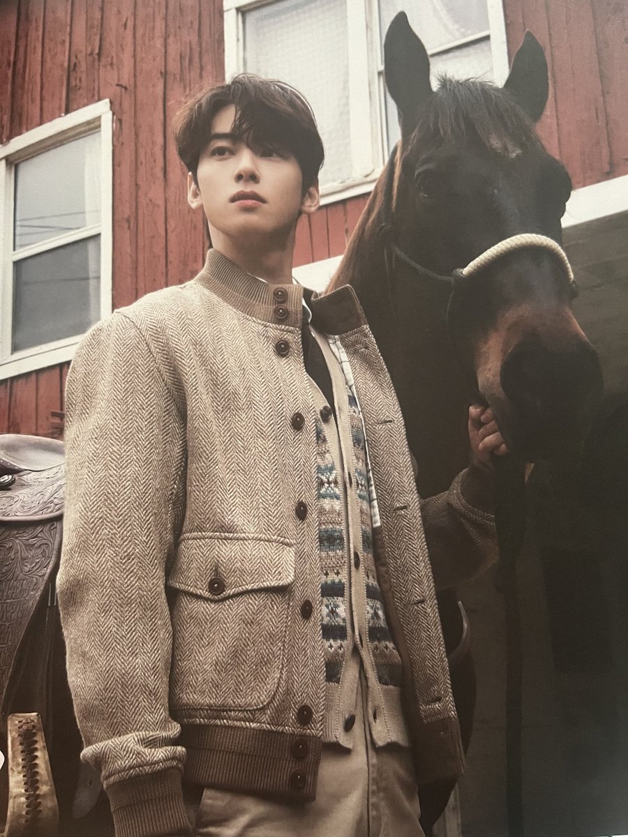 ChaEunwooINTL's tweet photo. 📸 Cha Eunwoo Official Photo Book in LA

©always_cew
#CHAEUNWOO #차은우
#チャウヌ #车银优 #ชาอึนอู #車銀優 https://t.co/08xIL6gjEJ