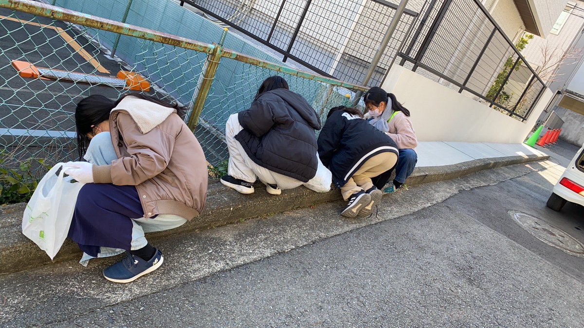 GreenHiyoshi's tweet photo. 本日は、日吉台小学校の生徒さん達がゴミ拾いのボランティアをやってくれました。
街が綺麗になる事は素晴らしいです。
いつもありがとうございますm(_ _)m https://t.co/5V0NhOwZ0h