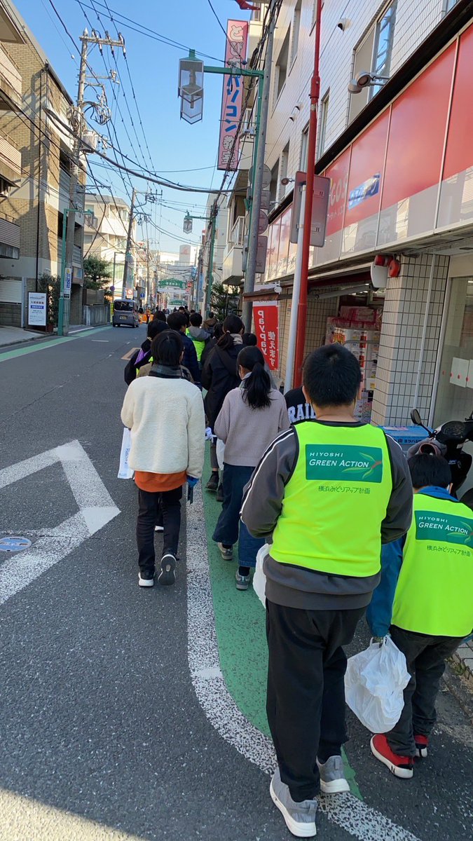 GreenHiyoshi's tweet photo. 本日は、日吉台小学校の生徒さん達がゴミ拾いのボランティアをやってくれました。
街が綺麗になる事は素晴らしいです。
いつもありがとうございますm(_ _)m https://t.co/5V0NhOwZ0h
