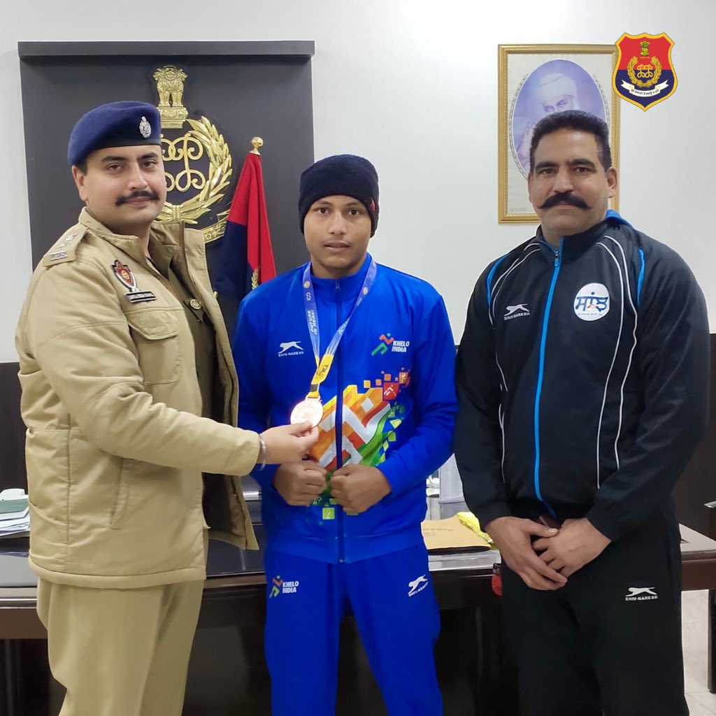 SSP Sangrur congratulated the rising star 🌟🥊 boxing player of Police Line Stadium Sangrur, for winning bronze🥉medal in “#KheloIndiaYouthGames2024” held in Chennai and wished him the best for his future endeavours.

#LetsBringTheChange