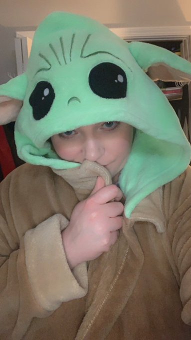 I took my daughter&rsquo;s robe since mine is in the wash rn ☺️(pls ignore Pimple Paste on chin) https://t