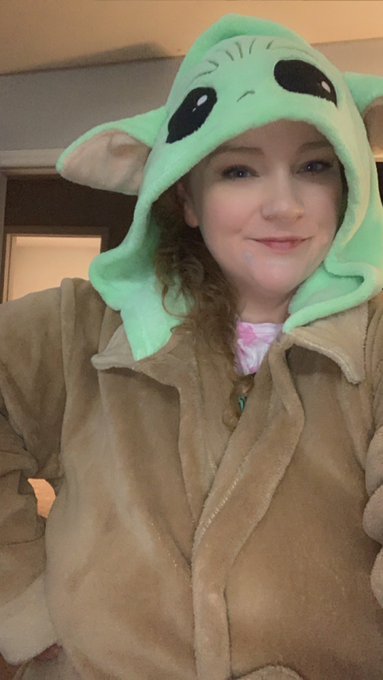 I took my daughter&rsquo;s robe since mine is in the wash rn ☺️(pls ignore Pimple Paste on chin) https://t