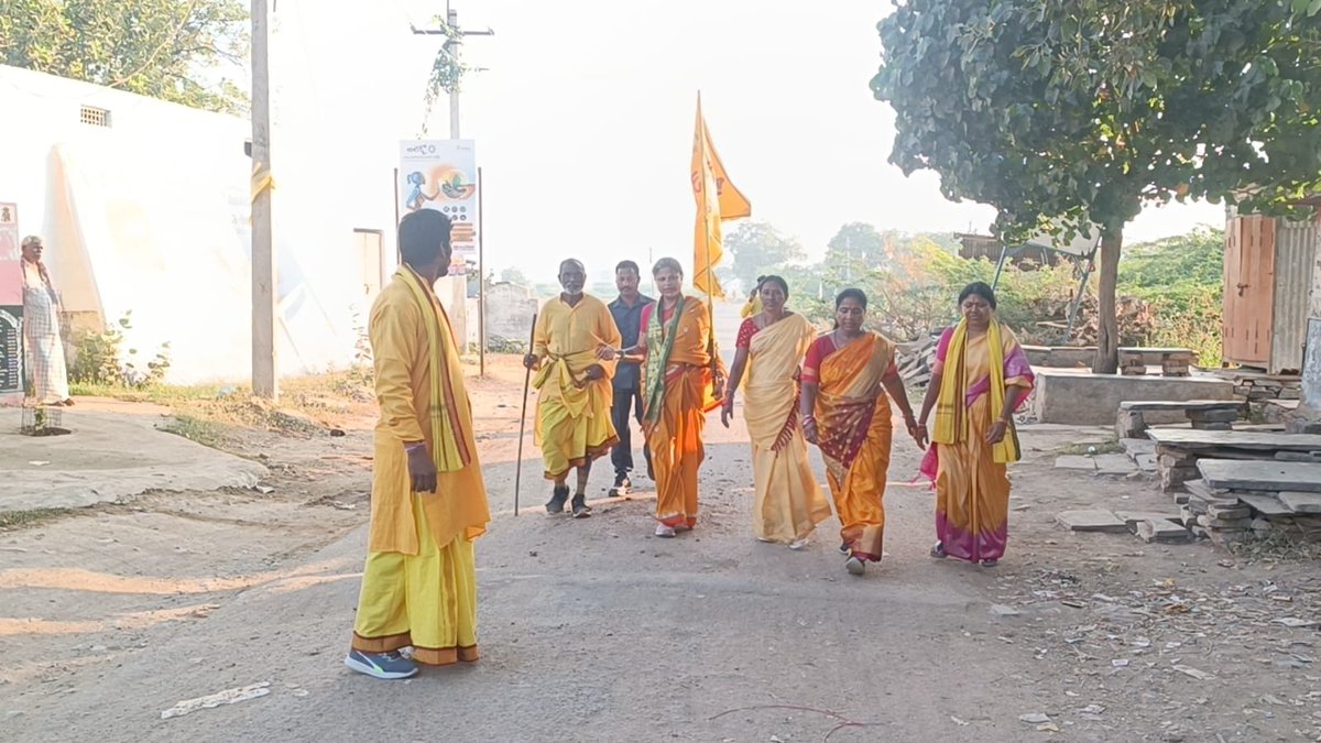 GandraJyothi's tweet photo. భూపాలపల్లి నుండి తిరుపతి కి పాదయాత్ర చేస్తున్న శ్రీమతి గండ్ర జ్యోతి గారు ఉదయం 5 గంటలకి మాచర్ల నియోజకవర్గం బుగ్గవాగు రిజర్వాయర్ నుండి బయల్దేరి దుర్గి మీదుగా కొల్లగుట్ట చేరుకున్నారు...

ఇక్కడ తేనీటి విరామం తరువాత ముటుకురు మీదుగా తిరుపతి వైపు ప్రయాణించనున్నారు... https://t.co/frfMFt5fDP