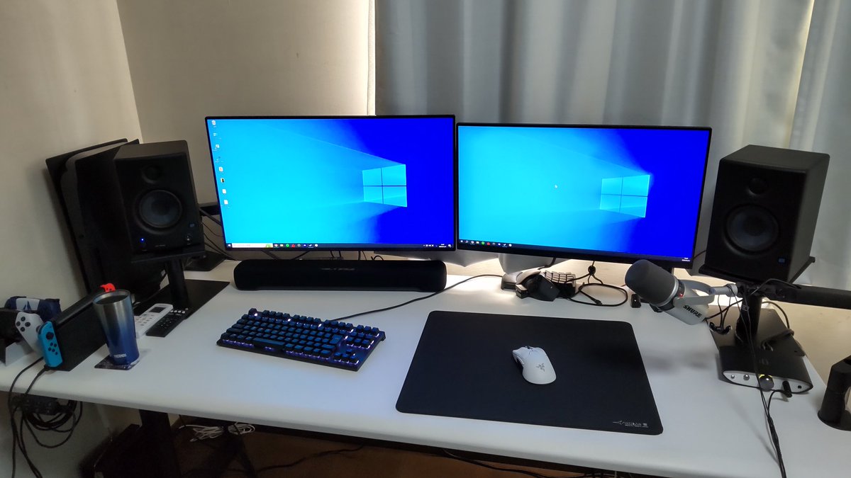 Miroy_Blue's tweet photo. デスク環境変えようと思うとお金が結構かかるからなかなか変わらない
ただOledモニタそのうち買いたいな
#COFODesk
@COFO_Japan https://t.co/PQ08XwqKNN