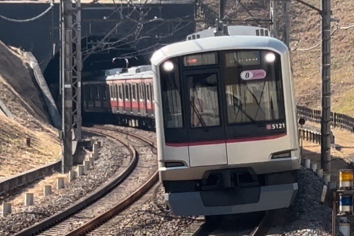 qlduzMcwVkERMQo's tweet photo. 1/31  試96-122レ〜試96-121レ、東急5121F恩田出場試運転(たまプラーザ駅•青葉台駅にて)｡
今回は初の恩田出場を撮影｡幕見事に死亡… https://t.co/cgvcntblUE