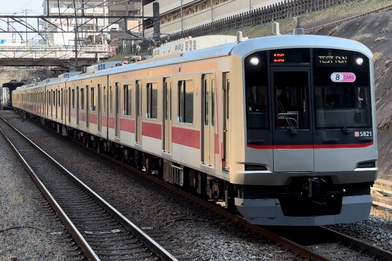 qlduzMcwVkERMQo's tweet photo. 1/31  試96-122レ〜試96-121レ、東急5121F恩田出場試運転(たまプラーザ駅•青葉台駅にて)｡
今回は初の恩田出場を撮影｡幕見事に死亡… https://t.co/cgvcntblUE