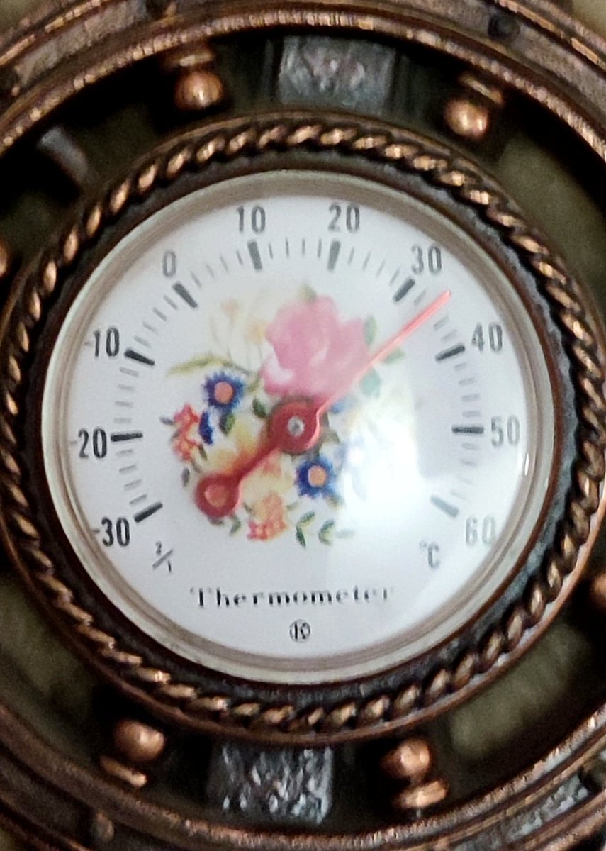 maxekampos's tweet photo. 01:19 am.
Termómetro terrible vintage de mi dormitorio.
#EnSerio
#LaCalore ↘️ https://t.co/zuBuOlZLo6