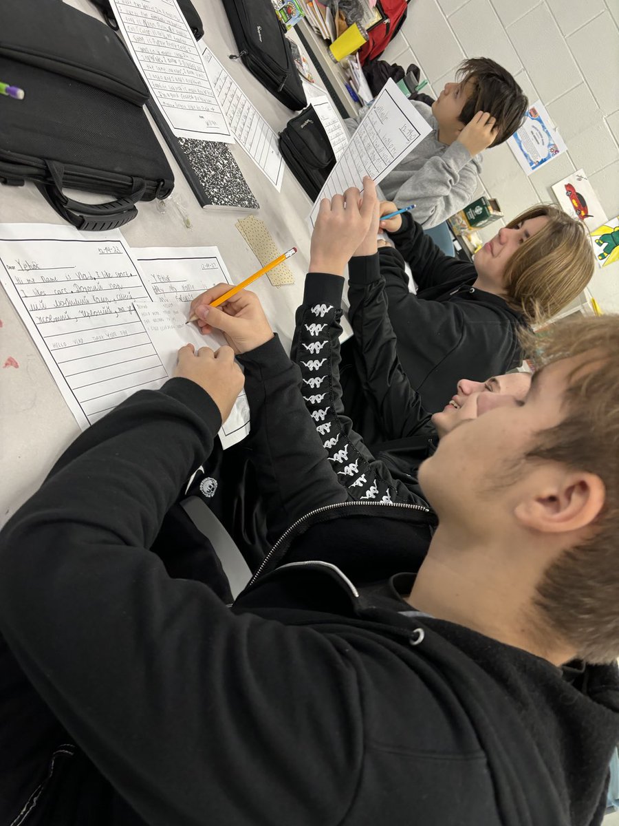 Sharescuela's tweet photo. Our ⁦@ccsd21holmes⁩ students loved receiving and writing letters with their ⁦@ccsd21riley⁩  pen pals! https://t.co/FaQtgV0tRH