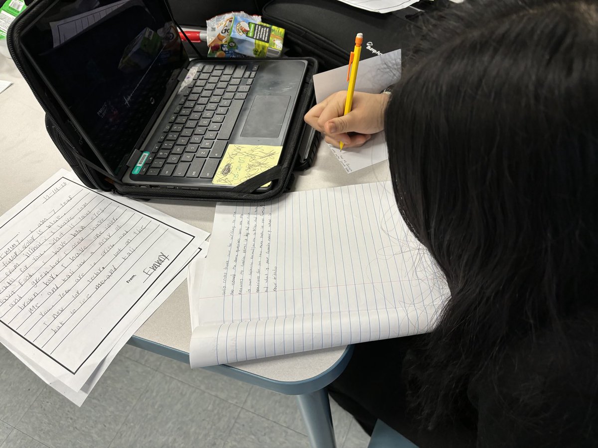 Sharescuela's tweet photo. Our ⁦@ccsd21holmes⁩ students loved receiving and writing letters with their ⁦@ccsd21riley⁩  pen pals! https://t.co/FaQtgV0tRH