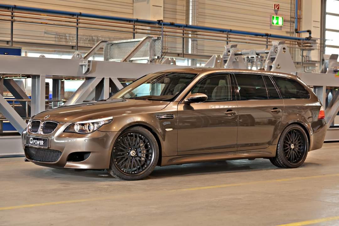 JaMtoka's tweet photo. √ Wednesdays are for Wagons 😎 #WagonWednesday 

√ 2014 G-Power M5 Hurricane RR

√ One-off 5.0L V10 Bi-Kompressor 🦾

√ The fastest touring? 🧐🤔

• 809bhp  at 7,500rpm
• 790Nm at 5,000rpm

• 0-100 km/h: 4,4s
• 0-200 km/h: 9,5s
• 0-300 km/h: 25,6s
• V-Max: 372 km/h

© German Tuning History 🇩🇪