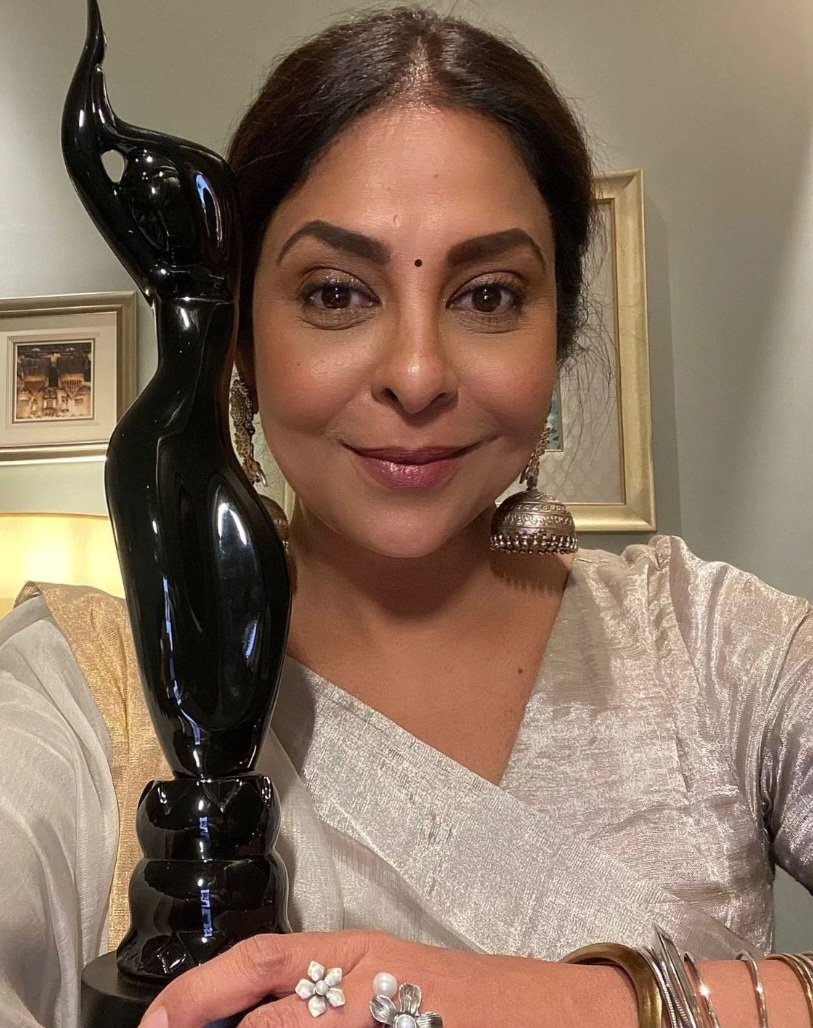 #ShefaliShah clicks the perfect selfie with her Black Lady won this year at the Filmdare Awards for Best Actress Critics' for #ThreeOfUs.❤️