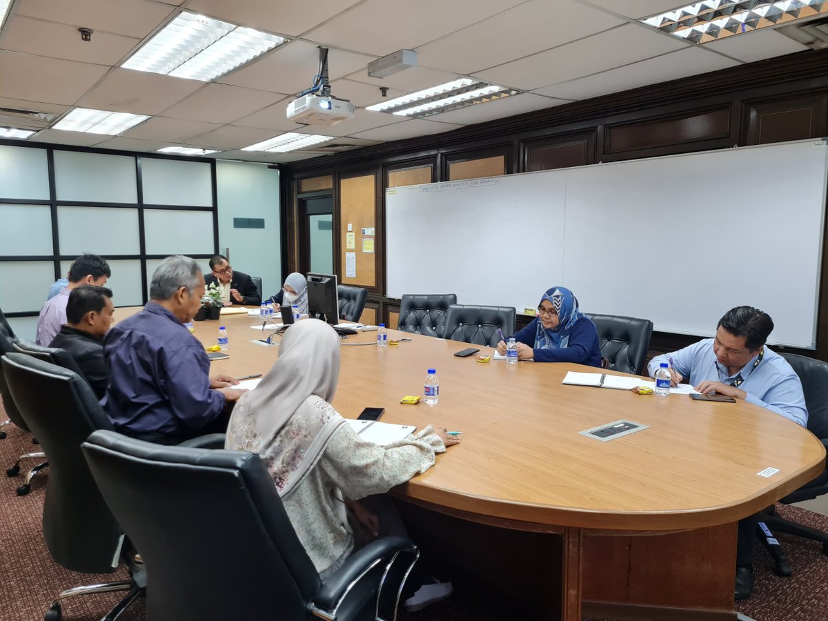 updppp's tweet photo. 🗓️31 Jan 2024 
📷Bilik Mesyuarat UPPP, Tgkt 5, Blok F

Perbincangan berkaitan Pembangunan e-Site Diary bersama Pasukan Projek J10 dan Pegawai BPPA yang dipengerusikan KU UPDPPP

@JKRCPAB @btm_cdpk @RoslanisE @Atikahz605 https://t.co/JtoVYAO0Qp