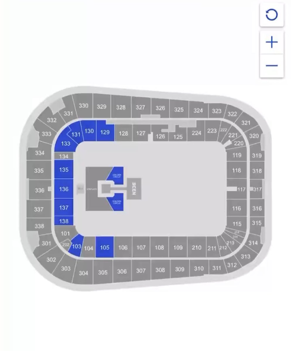 Yoncesfavgurl's tweet photo. Barbz are so embarrassing 😭. The stage  is moved up to the front and only 20% of the arena is being used 😭😭😭 the rest are blocked off https://t.co/oM1BNSBiL7