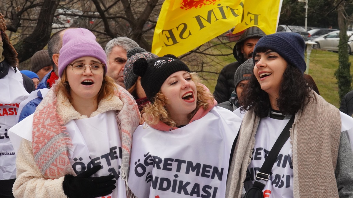 ogretmensendika's tweet photo. En özgür ve en biz olduğumuz anları yaşadığımız; umudu ve geleceği kurduğumuz zamanı başlattığımız yerdir eylem alanı.  Öğretmenliği sadece bir iş olarak değil karakter ve tutum olarak da yaşatmanın en kestirme yoludur.   #SendikaSensin https://t.co/UjB7MHLHOJ