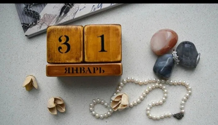 1714 Пётр I учреждает в Петербурге Кунсткамеру, 
1865 Дмитрий Менделеев защитил диссертацию «О соединении спирта с водою». 
1924 На 2-м съезде Советов СССР была утверждена окончательная редакция первой конституции СССР.