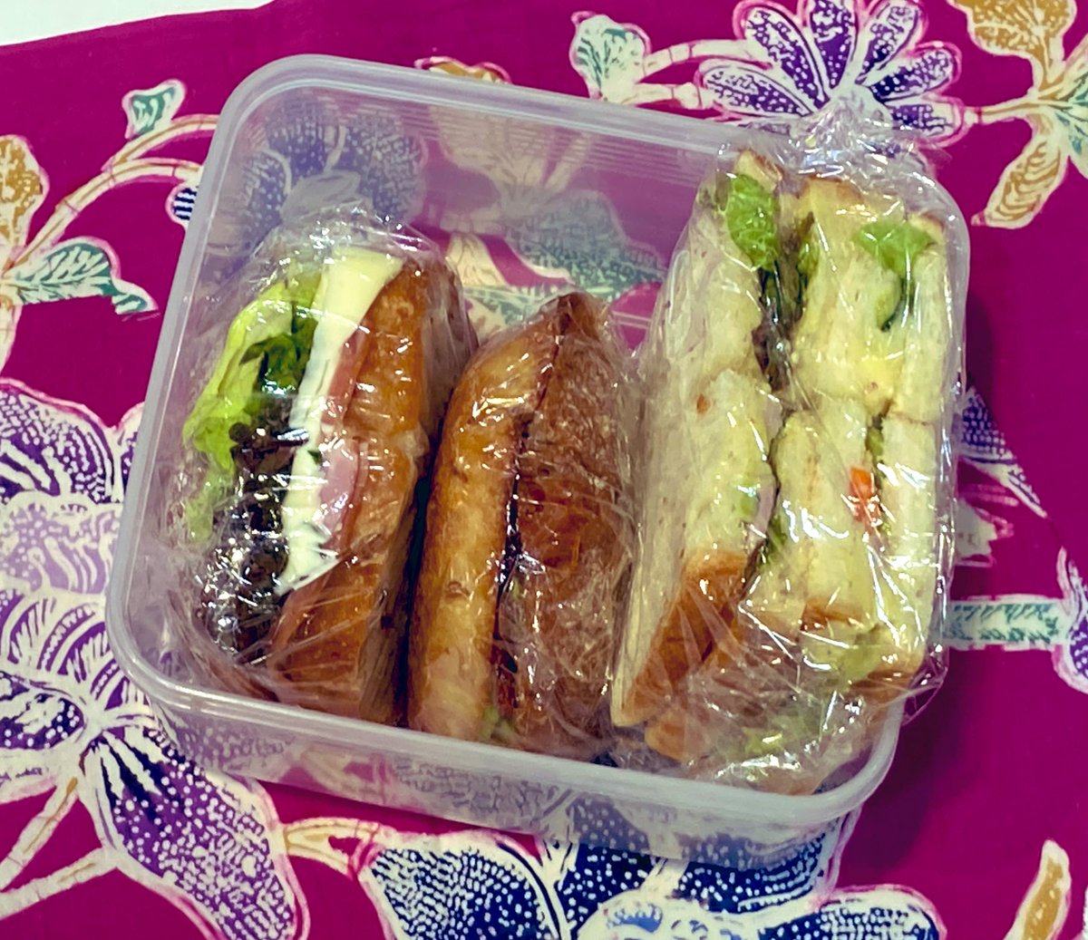 uTu7S8KqdwOMB2h's tweet photo. 今日は
#サンドイッチ🥪
ハムチーズ、BLT、ポテトサラダサンド
#お弁当
#お弁当記録
#今日のお弁当
#batick https://t.co/hMsJFezod0