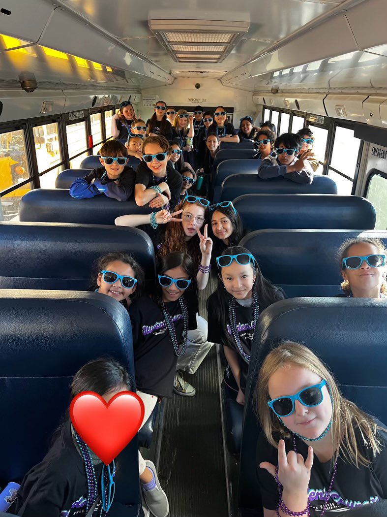 KnoxGifted's tweet photo. Fun in the sun with our amazing student leaders! Thank you @perrypumas for hosting and @chandlerunified for honoring our students. They had a blast! 🎉💜 #kgarocks #studentleadership https://t.co/eiV0NWMUrg