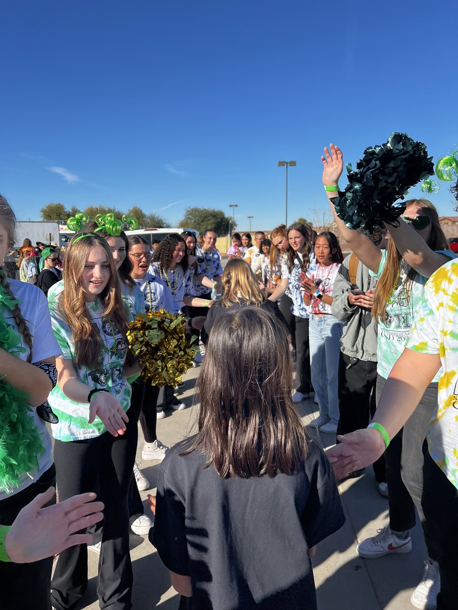 KnoxGifted's tweet photo. Fun in the sun with our amazing student leaders! Thank you @perrypumas for hosting and @chandlerunified for honoring our students. They had a blast! 🎉💜 #kgarocks #studentleadership https://t.co/eiV0NWMUrg