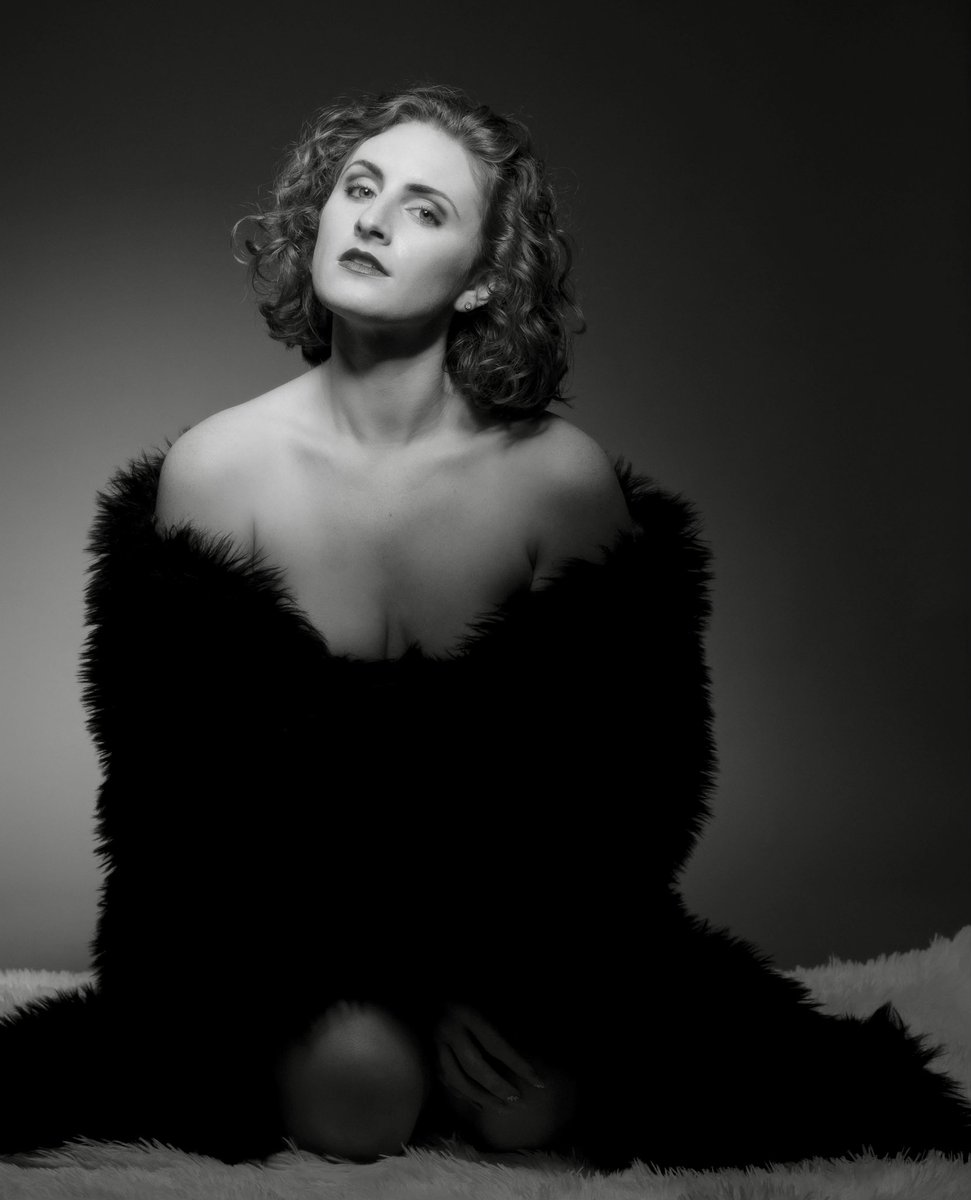justntym's tweet photo. Use just an IKEA rug but make it Vogue. #model #photoshoot #photo #glamour https://t.co/odY8LBrxi2