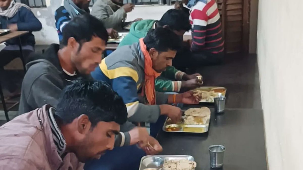 DAYNULMLUCKNOW's tweet photo. बढ़ती शीतलहर के दृष्टिगत जनपद लखनऊ मे दिनांक 30/01/2024 को बृहद स्तर पर मोबलाइजेशन अभियान चलाया गया तथा बाहर रात गुज़ार रहे लोगों को पलटन छावनी आश्रय गृह लाया गया।
#UpCares #SupportForHomeless #Nulm #Lucknow #PatlanChhawani https://t.co/JTwU4KsRjD