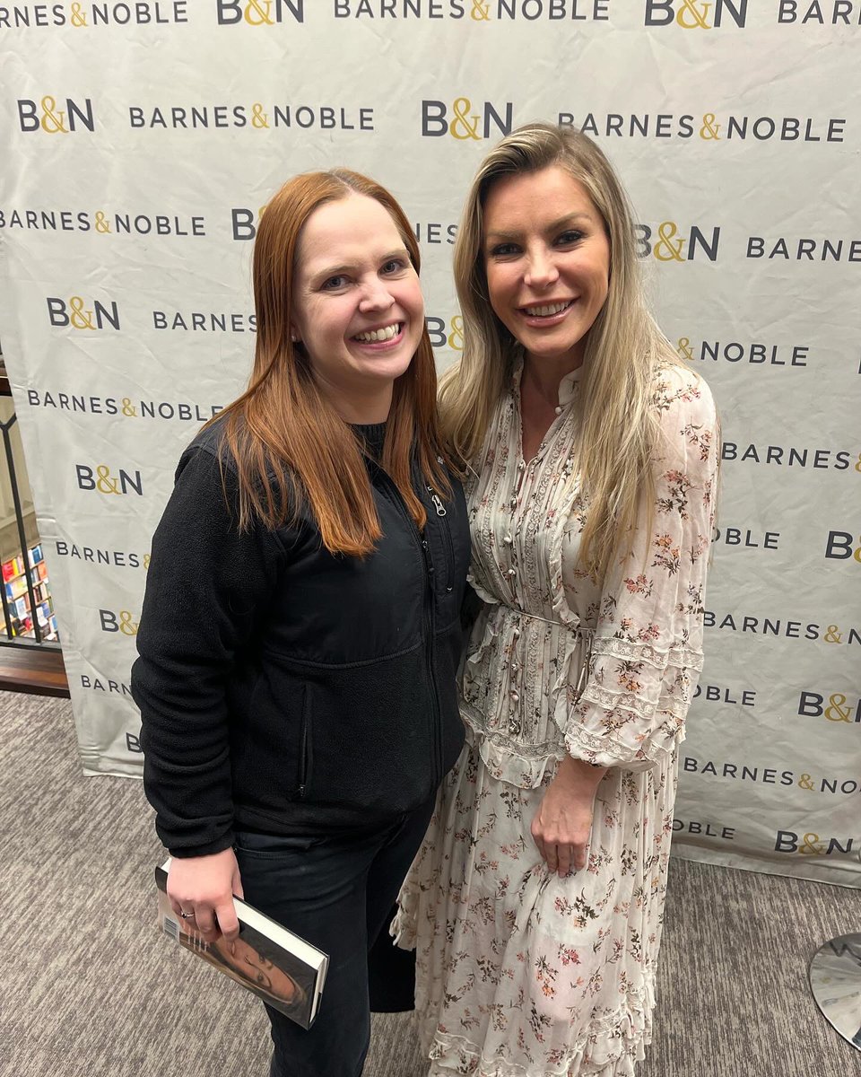 KatelynMallone's tweet photo. Thank you so so much @crystalhefner for autographing my book and being so kind to me.  Thank you for the hugs.  It was an honor meeting you tonight.  #crystalhefner #barnesandnoble #thegrovela https://t.co/jIR482Bpb9
