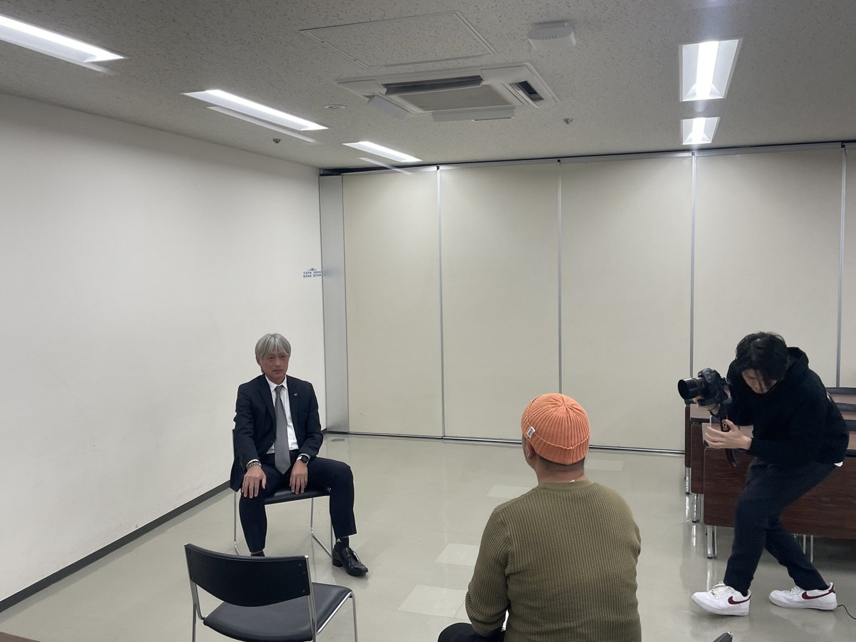 Shizuoka_FA_Ref's tweet photo. 審判委員会発行の機関誌10Y(テンヤード)のインタビュー取材で岐阜県へ‼️

今回表紙を飾るのは元1級PRで東海RDOの村上伸次さんです⚽️

天気も晴天に恵まれとても良い環境で撮影📸インタビューができました☀️

5月頃SFA登録審判員、インストラクターへ配布予定！
お楽しみに📖´-

 #10Y
 #審判委員会 https://t.co/YyTKptSNNd