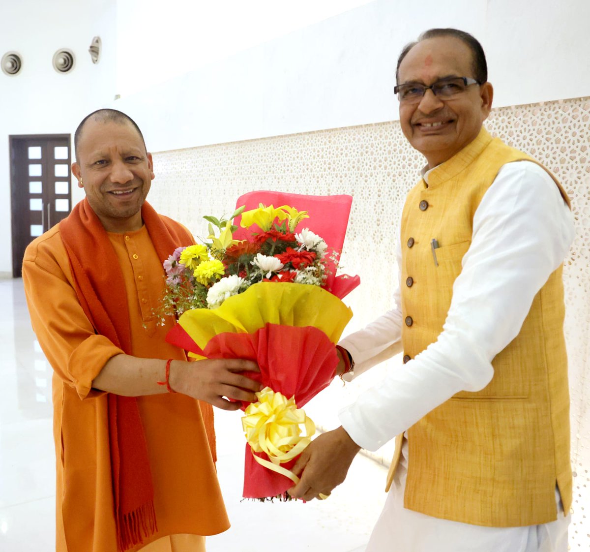 उत्तरप्रदेश के मुख्यमंत्री श्री <a href="/myogiadityanath/">Yogi Adityanath</a> जी से कल देर रात लखनऊ में सौजन्य भेंट कर जनकल्याण के विविध विषयों पर सार्थक चर्चा की।