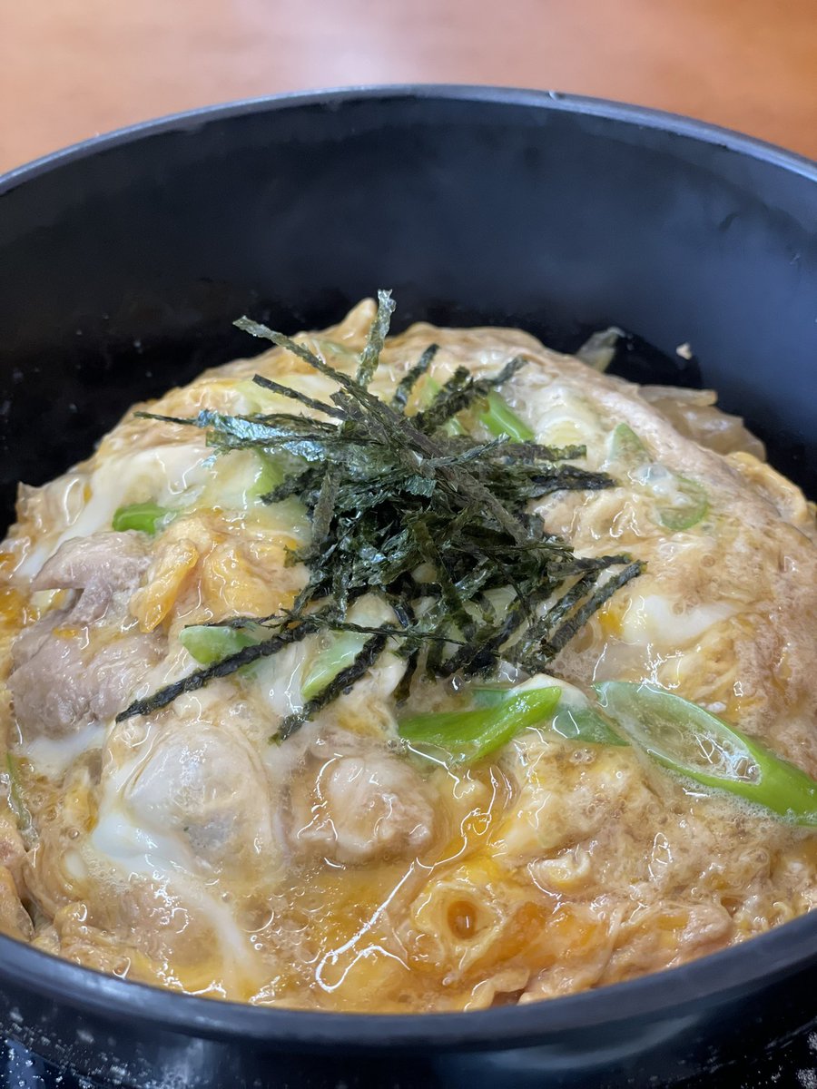 ランチは、農家レストラン　むつみ・キッチンばぁ〜ばで、秋川牧園の親子丼。飼料からこだわった安心安全な秋川牧園のトロッふわ卵とプリプリ鶏肉がうれしい✨
出汁の味が絶妙なんです😋　

#山口県産鶏肉　#山口県産卵
山口県産農林水産物を #pr  #ぶちうま100 のOFP_HAGIでした。