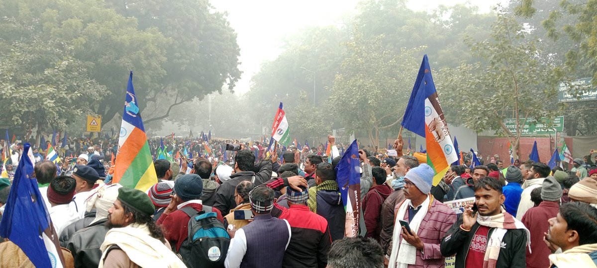 आज दिल्ली में evm के विरोध में भारत मुक्ति मोर्चा के बैनर तले व तमाम बहुजन संगठनों द्वारा चुनाव आयोग का गहराव किया जा रहा है।
मिडिया कांह छुप गया?
#वामन_मेश्राम
#चुनाव_आयोग_पर_महामोर्चा