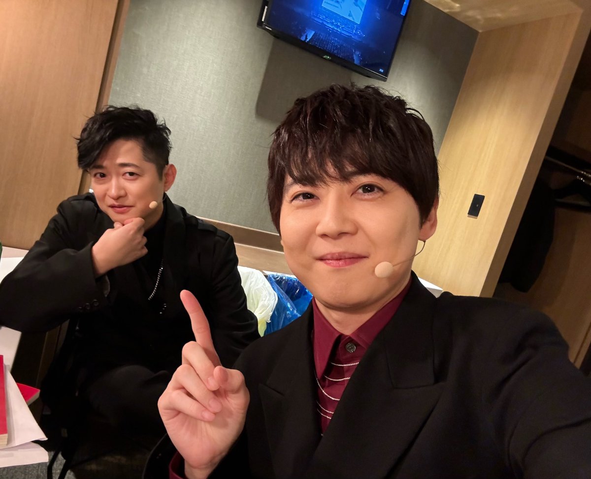 KAJI__OFFICIAL's tweet photo. 楽屋にて、別角度から特別な人とも。
だからどんな表情やねん。
いつもありがとな、相棒っ！

皆様からの愛にあふれたフラワースタンドほか、たくさんのお気持ち届いております！
いつも、ありがとうございます🕊️

#shingeki https://t.co/0l06gDNyBx