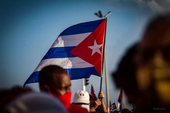Luchar por la paz 🕊 es luchar por salvar a la humanidad.

#Cuba 🇨🇺 ratificó su compromiso de apoyar 👇:

✊ La paz
✊ La independencia
✊ El derecho a la libre autodeterminación y
✊ La soberanía de la región sobre sus recursos naturales.

#CubaPorLaPaz 🕊
#EstaEsLaRevolución ♥