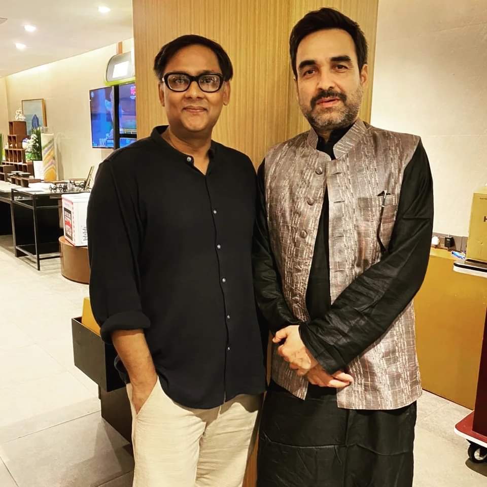 इत्तिफ़ाक़ अपनी जगह ख़ुश-क़िस्मती अपनी जगह 
ख़ुद बनाता है जहाँ में आदमी अपनी जगह।

सफलता को देखने का पंकज त्रिपाठी का नजरिया किसी फकीर का कटोरा है अभी भरा है अभी खाली। फकीर इससे लापरवाह रहता है। 

और वह खुद फकीर का वो रुमाल हैं जिससे क्या क्या नेमतें निकल आऐं,फकीर खुद नहीं जानता