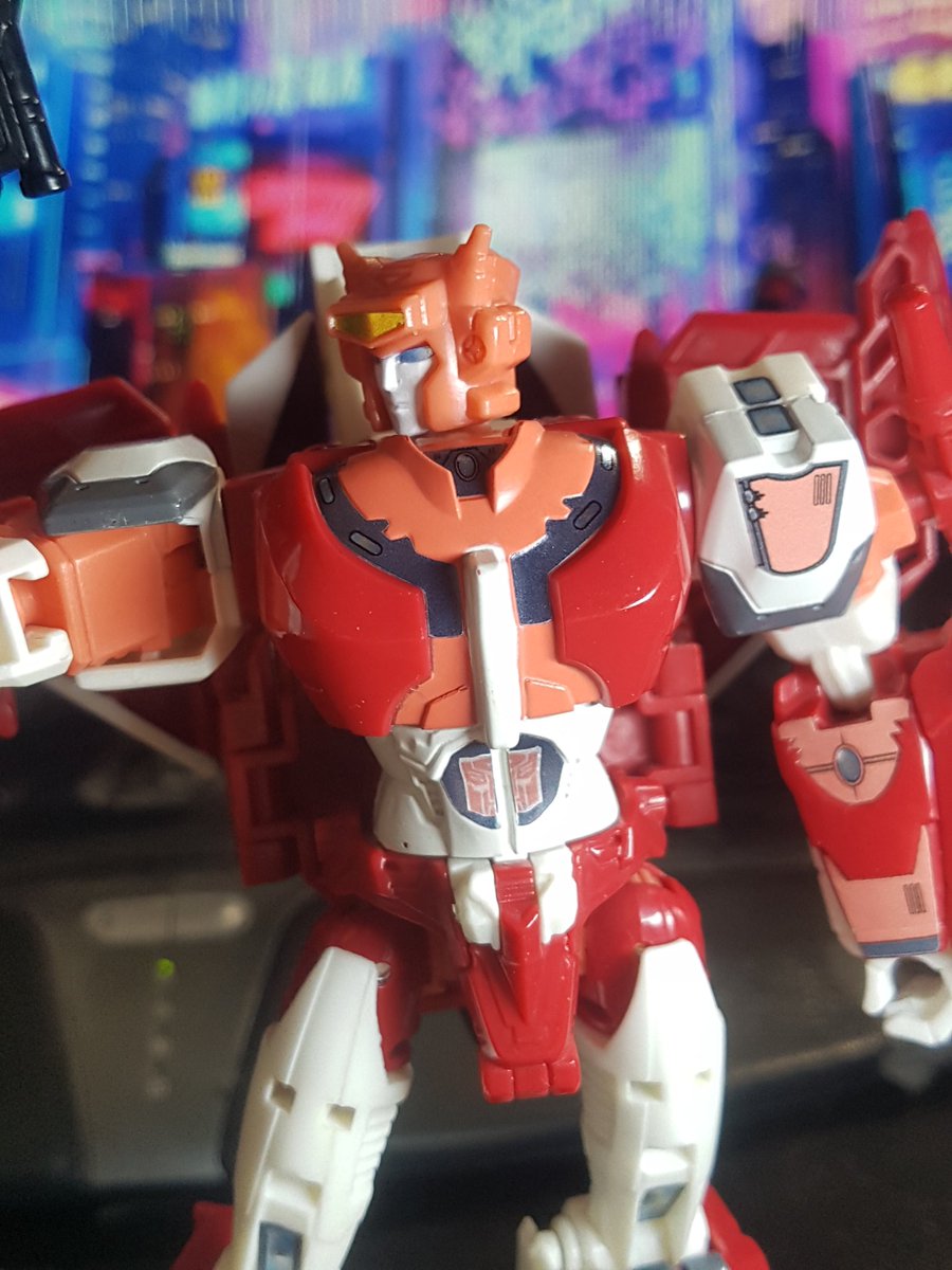 TheLocalBard's tweet photo. She looks even better in robot mode! I didn't want to use the stickers for her eyes at first but they do look good! Didn't bother with the ones for the stores of her stomach though. Good set!
#Transformers #FemaleAutobots #Autobots #Elita1 #Reprolabels #ToyPhotography https://t.co/YvuxUYYB43