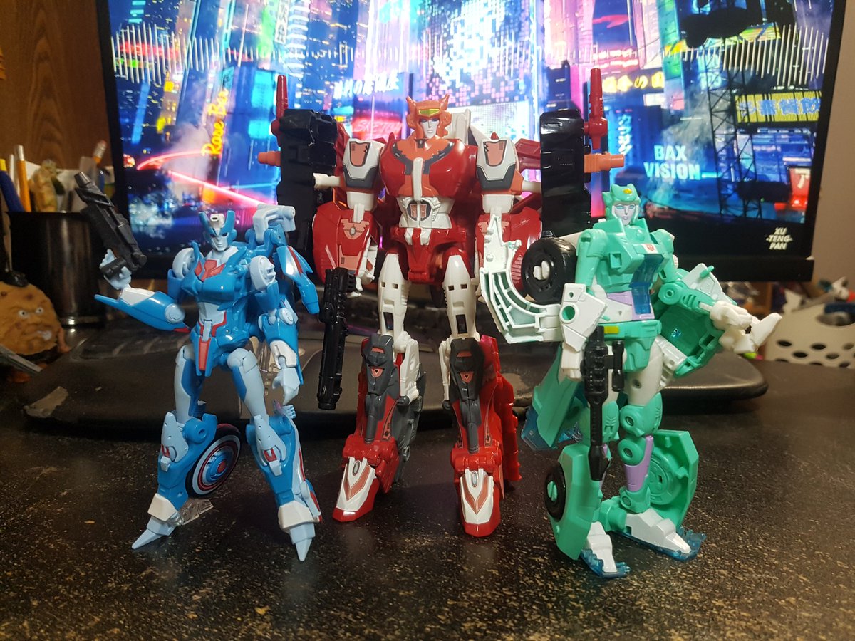 TheLocalBard's tweet photo. She looks even better in robot mode! I didn't want to use the stickers for her eyes at first but they do look good! Didn't bother with the ones for the stores of her stomach though. Good set!
#Transformers #FemaleAutobots #Autobots #Elita1 #Reprolabels #ToyPhotography https://t.co/YvuxUYYB43