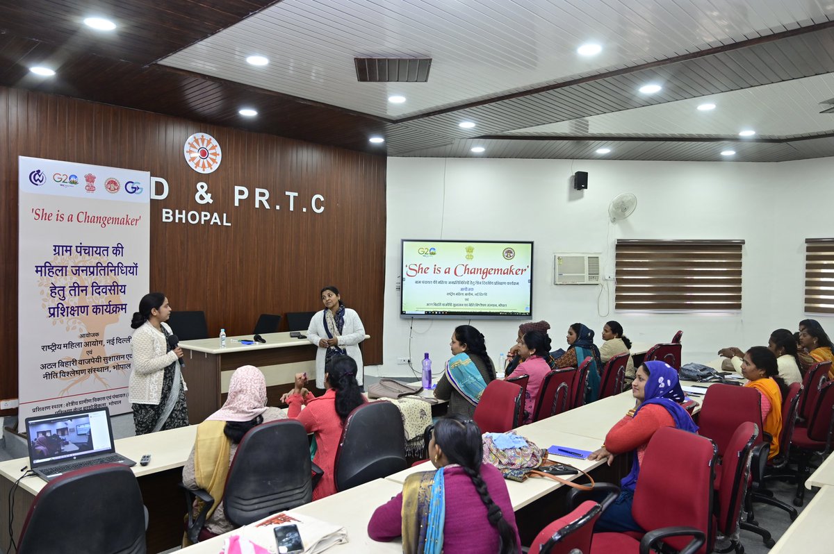 AIGGPA's tweet photo. #SheisaChangemaker
Batch 5, Day 3, सत्र - नेतृत्व कौशल विषय पर चर्चा।
श्रीमती ऋचा मिश्रा, वरिष्ठ सलाहकार, एआईजीजीपीए, भोपाल।
#WomenEmpowerment #mahilasarpanch #PRIs #leadershipskills https://t.co/n98pbk6J47