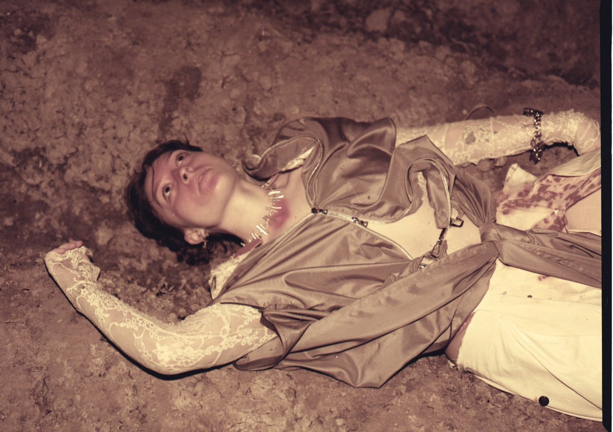 lestudioben's tweet photo. #31themesAnalogChallenge
31- Expérimental 
Shooting étudiant en mode, très expérimental avec de la Redscale Redrum Cinestill et de la Washi X qui sont clairement pas mes pellicules de confort https://t.co/9ubxD4sPY2