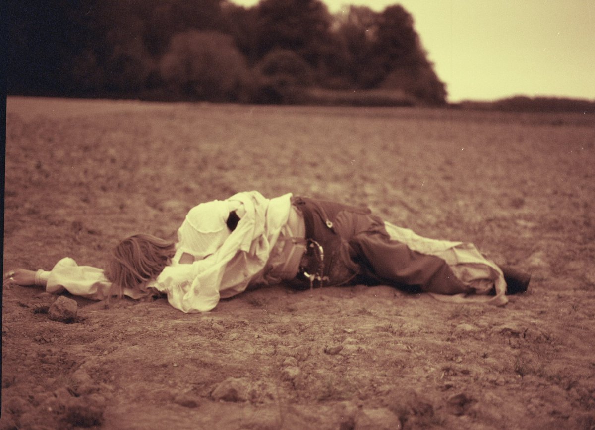 lestudioben's tweet photo. #31themesAnalogChallenge
31- Expérimental 
Shooting étudiant en mode, très expérimental avec de la Redscale Redrum Cinestill et de la Washi X qui sont clairement pas mes pellicules de confort https://t.co/9ubxD4sPY2