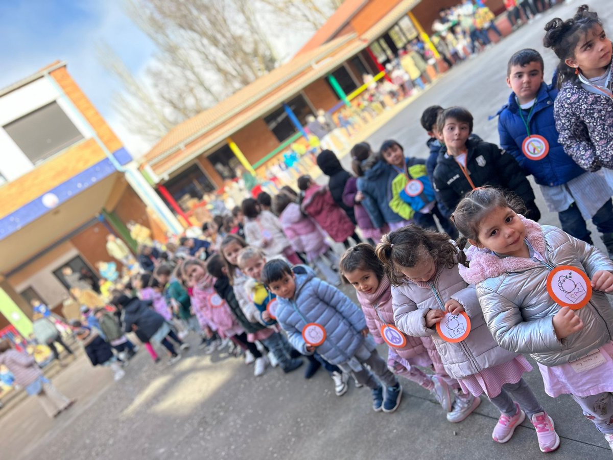 👧🏽👦🏼 El 30 de enero se celebra el #DíadelaPaz. Los centros educativos San Vicente de Paúl y @camposgoticos llevaron a cabo distintas actividades en sus respectivos patios.