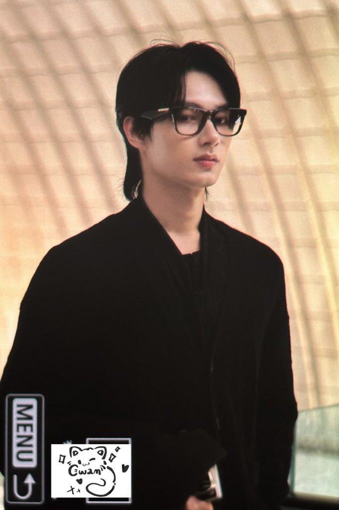moontomeetyou's tweet photo. Jun in glasses again… he looks so good😭 https://t.co/F0MzERarJ4