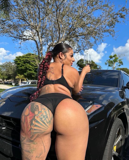 The car or me?☺️ https://t.co/R2fIJXb6f4