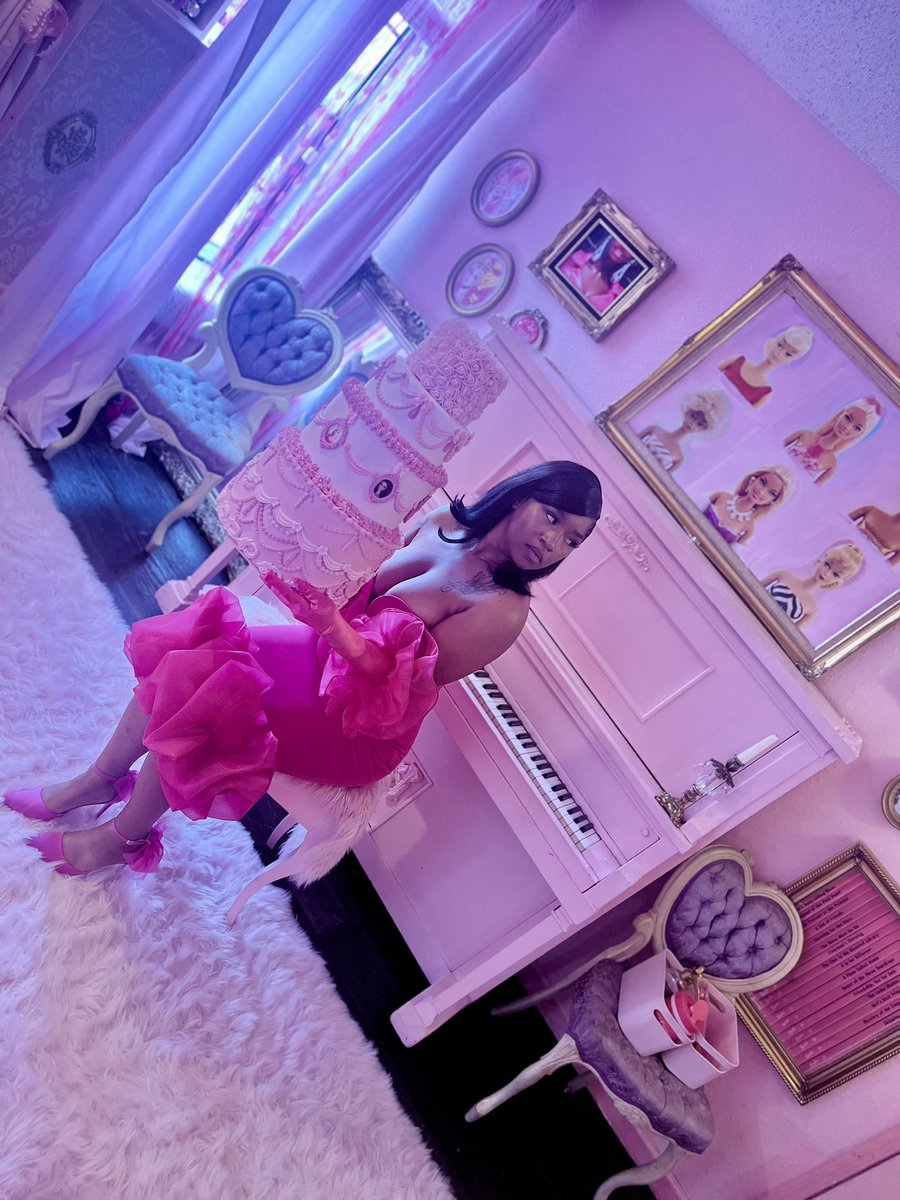 _Bombshell_BB's tweet photo. ThirtyWON thank you to everybody who wished me a happy birthday 💖 https://t.co/jG2262vTU6